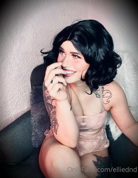 EllieDND star erotic pic
