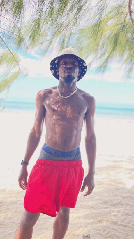 Le Magnifique model naked pictures