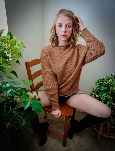 Mousie Girl naked model pic