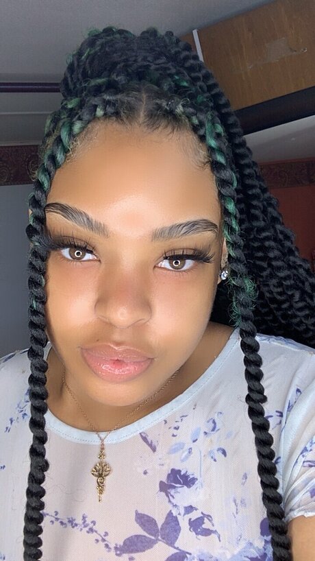 PrettyTee_ star pornographic image