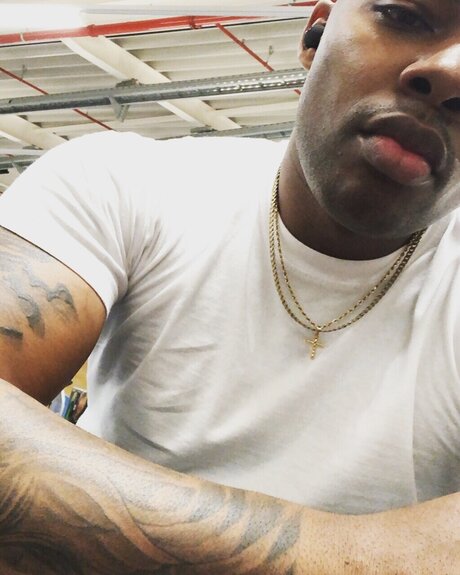 PapiJr sexy actress pictures