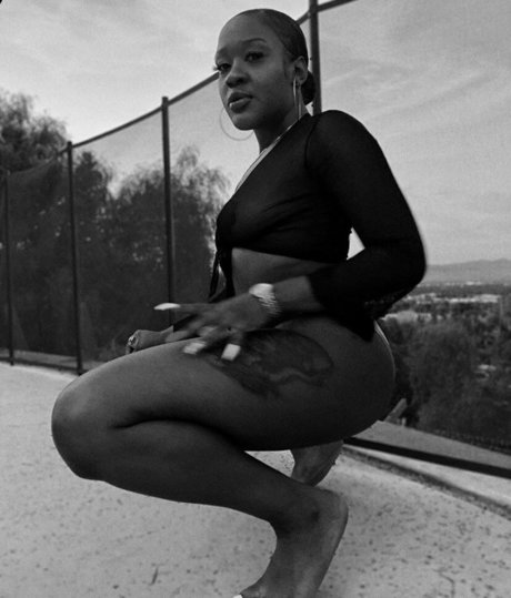 illnanaa star top photo