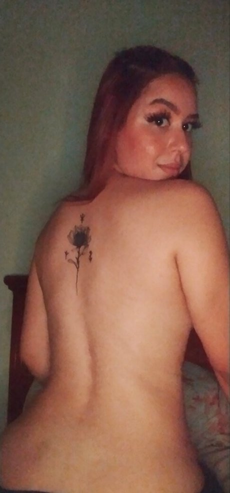 P loma model naked image