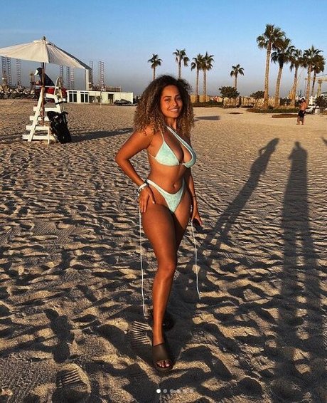 Amber Gill porn model picture