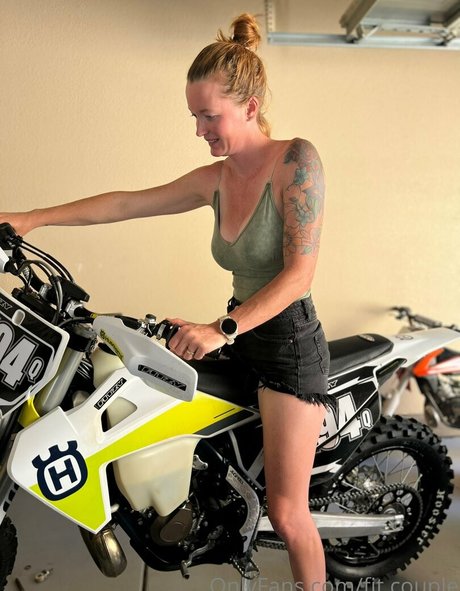 fit couple beautiful actress img