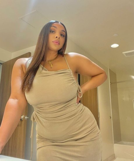 naiyah rosen33 model pic