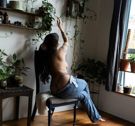 Angela Amethyst sexy actress gallery