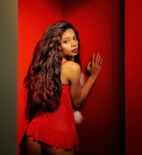 brunette milf onlyfans top picture