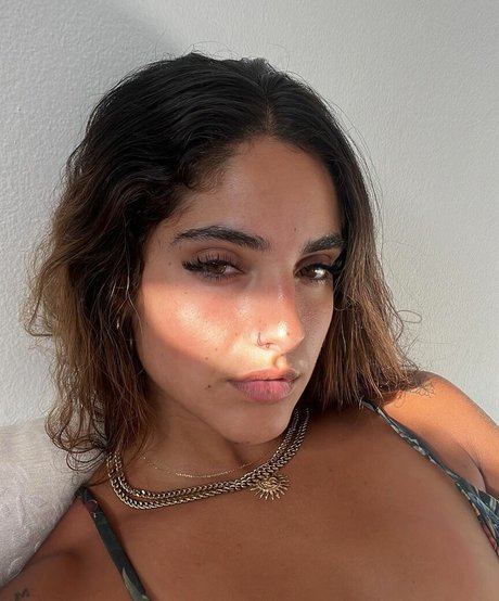 Isabella Ladera hot actress images