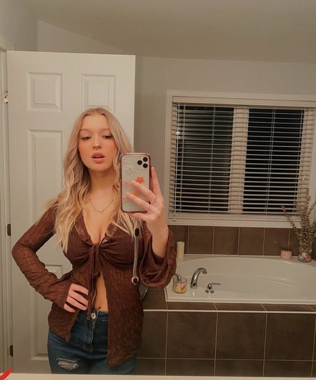 Emma Welyki adult star img