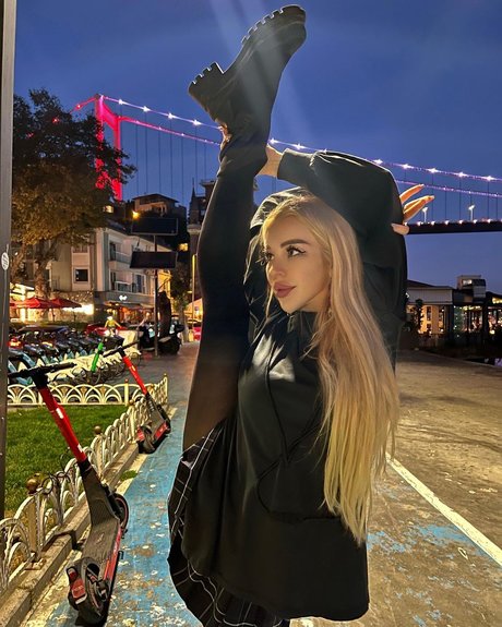 Anna Contortionist art model pic