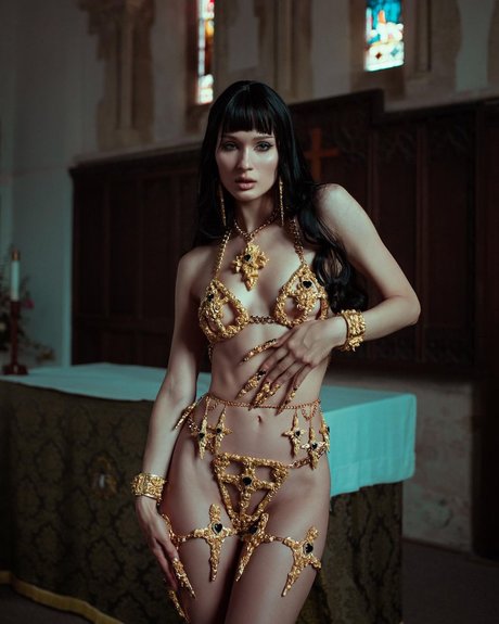 Saich0tic model art photo