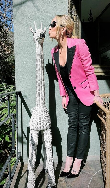 Caity Lotz model xxx images