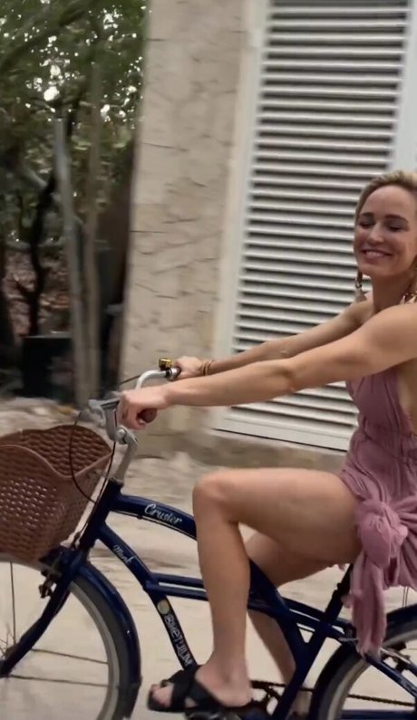 Caity Lotz nude model picture