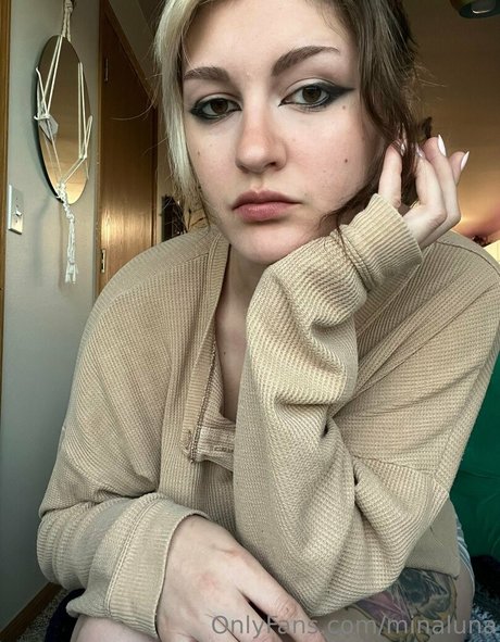 minaluna high quality model images