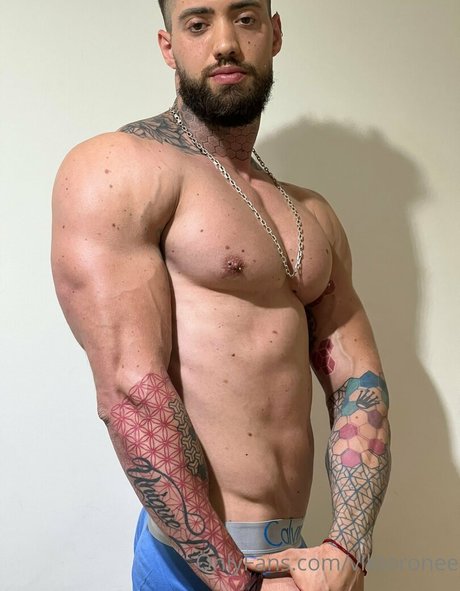 viktoronee hot model image