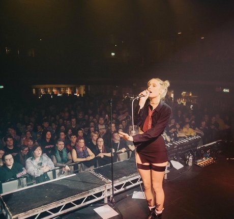 Lizzy Farrall nice actress pic