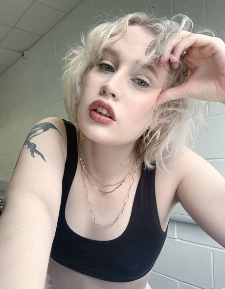 Lizzy Farrall star hd pictures