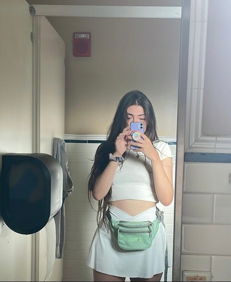 Lofiluvasmr pretty model picture