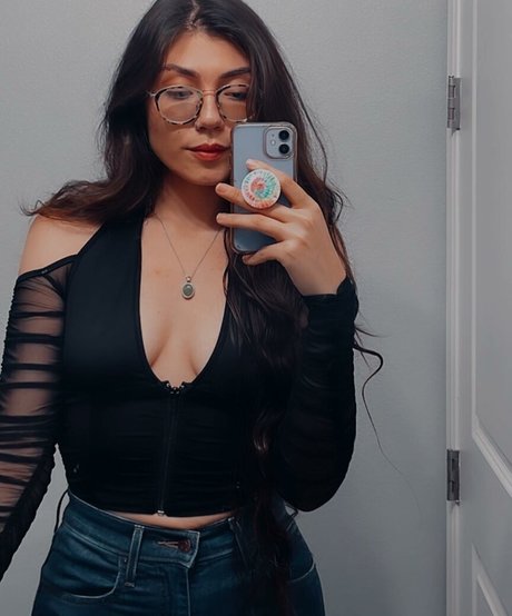 Lofiluvasmr model art galleries