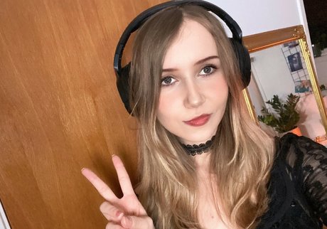 Apollolol naked actress images