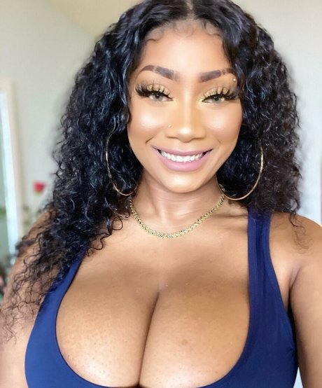 CoolieMonae naked model gallery