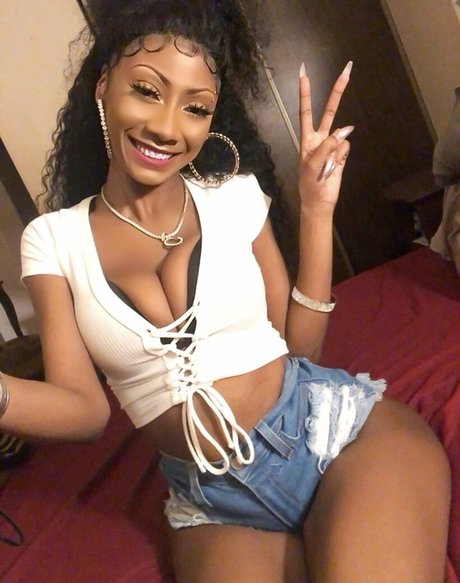 CoolieMonae art model pic