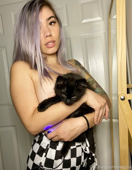 lovegina naked model img