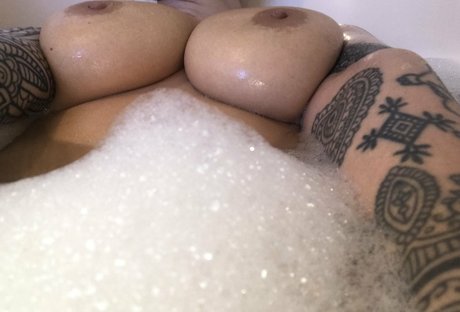 Alicesey nudes model images