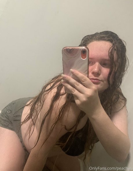 peachyly model photo