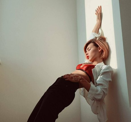 ali yummy model top photo