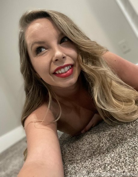 alishadrinksbeer model high quality image