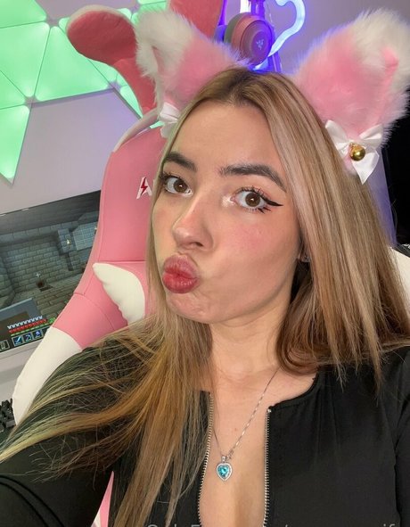 Serenewaifu exclusive actress pictures