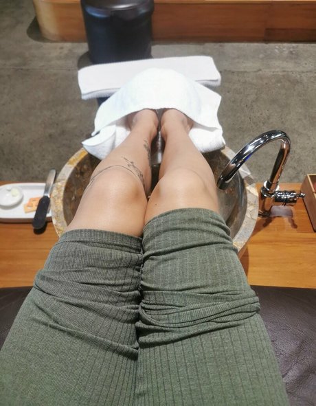 alicenz erotic model img