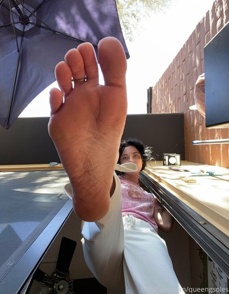 queengsoles sex model photo