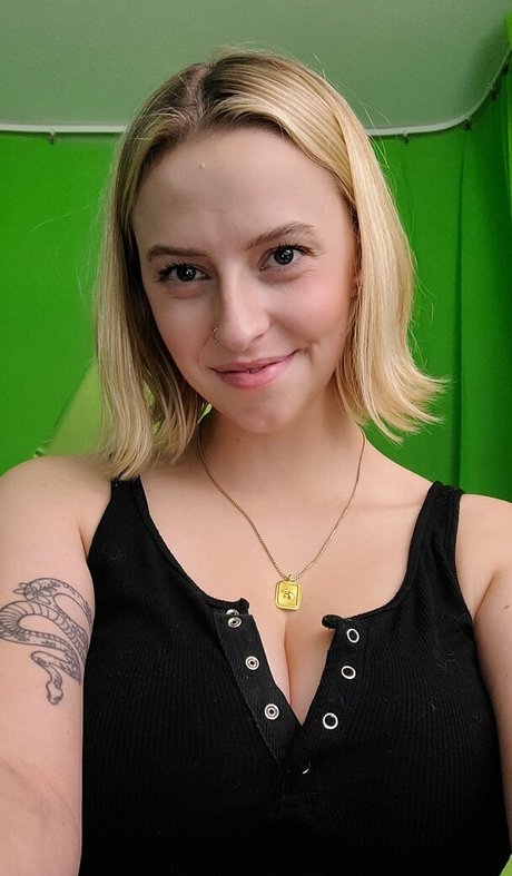 molleyhoney naked actress pic