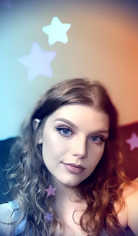 sexyredinbedfree star top image