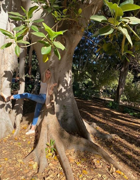 Annemanifique pornographic model img