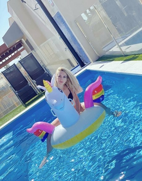 Annemanifique model nude archive