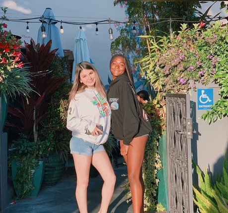 Samantha S sexy star pictures