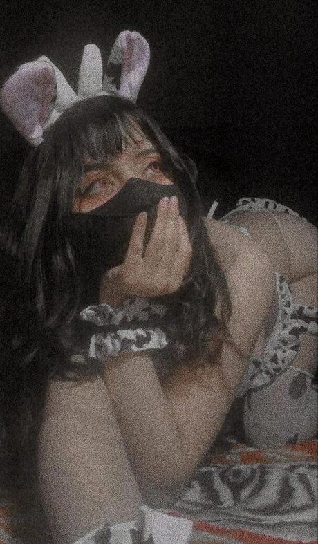 kumitouwu erotic model image