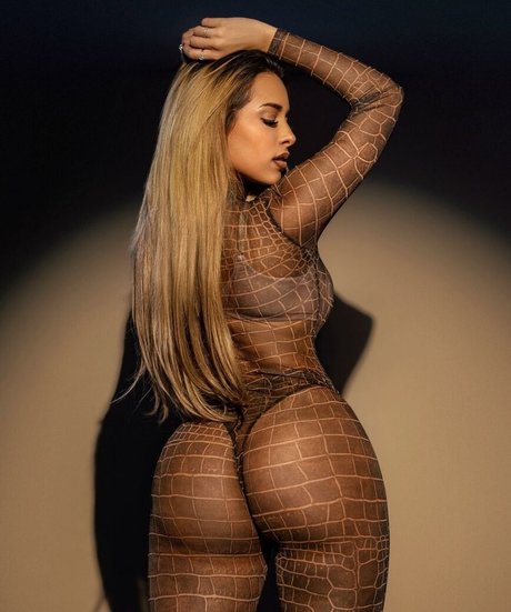 Leli Hernandez sexy model img