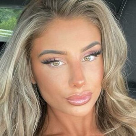 Chloe Streatfield porn model img