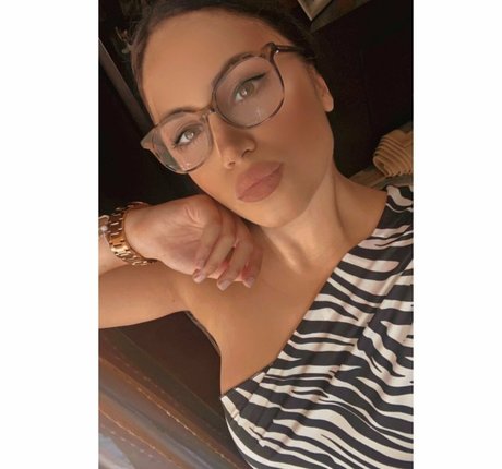 dhmhtra katee model image