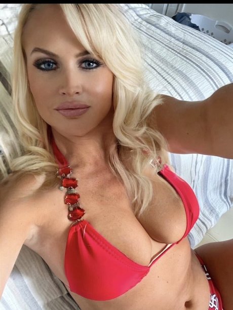 AvaLynn Daniels model sexy picture