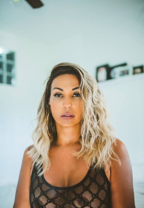 Valeska Popozuda pornstar high quality photo