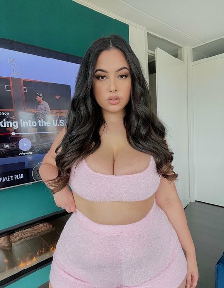 zinahadid hot actress gallery