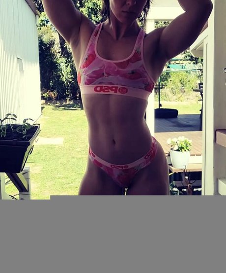 MissPeachyFit sex model pic