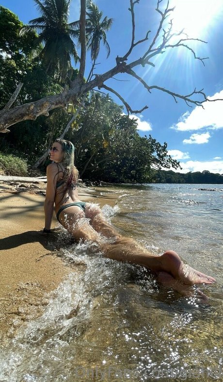 female popular onlyfans sexy nudes picture