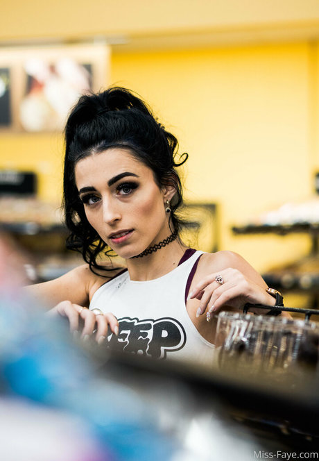 ohheymissfaye hd actress image